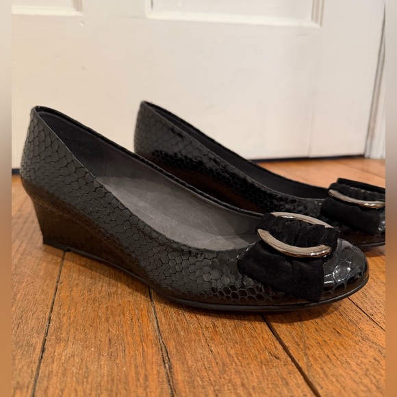 Stuart Weitzman Black Croco Round Toe Wedges Size 7 1/2 - Picture 1 of 5